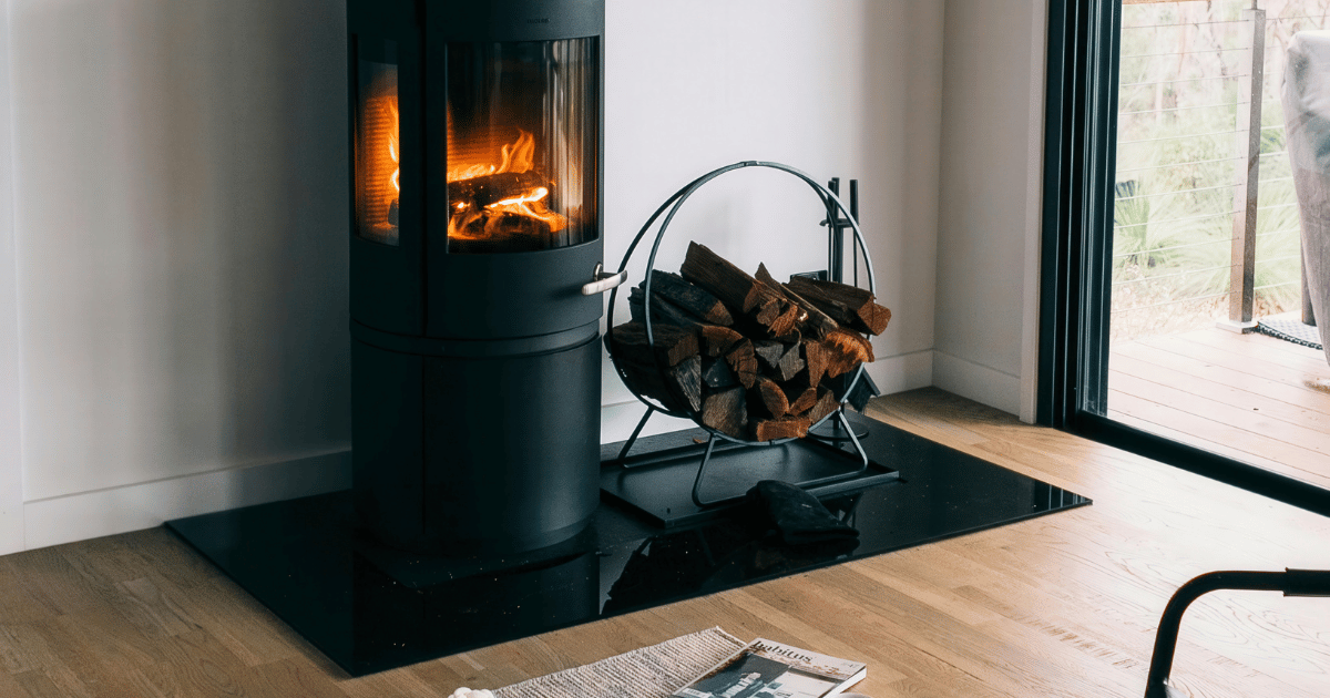 Kaminofen im Wohnzimmer — Ergebnis einer Wood Cargo Lieferung